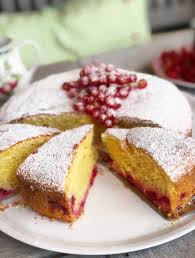 Und der joghurt macht sie unheimlich leicht, so dass man auch ruhigen gewissens einen mehr essen kann. Viktoria Lauterbach Johannisbeer Joghurt Kuchen 120 G Butter Weich In Stucken 200 G Johannisbeeren 170 G Zucker 2 Streifen Zitronenschale 3 Eier 250 G Griechischer Joghurt 10 Fett 300 G Mehl 3