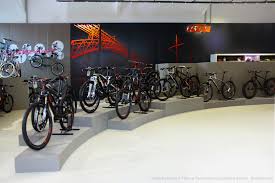 Ktm Megaconcept Store Porto Projecto Fabiola Franco Pires E Fernando Cerqueira Barros Arquitectos Tienda De Bicicletas Diseno De Tienda Bicicletas