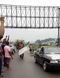 Biafra news today the revenge game of ipob members against nigerian police officers. Ipob Members Stage Heavy Protest In Aba Defies Military Checkpoints Photos Abacityblog