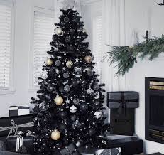 He preparado una serie de sugerencias para decorar el árbol de navidad de una manera tradicional. Arbol De Navidad En Color Negro Es Tendencia