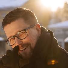 Ohjaaja Dome Karukoski: "Haluan torjua suomalaista negatiivisuutta  elokuvillani"