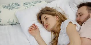 Was sie im bett besser vermeiden sollten. Schlafprobleme In Der Beziehung Losen Focus Arztsuche