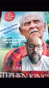 Es un libro con muy buena narrativa; pero hacia la mitad del libro como que  se estanca y sientes que no pasa casi nada, salvo por la transformación de  Junior Rennie. , El final es como el de la ...