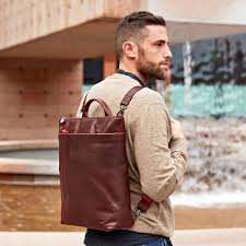 Sac à dos en cuir et toile et cuir, sacs à dos outdoor, de week en reprenant les codes des anciens sacs d'escalade ou de coursiers, les sacs à dos en cuir ou en toile bleu de chauffe offrent une résistance exceptionnelle. Sac A Dos Transformable Cuir Homme Dudu Sac A Dos Cuir Sac A Dos Sac