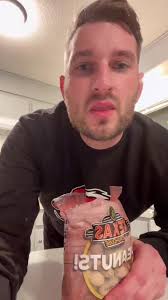 Eating Peanuts: With Shell On or Off? Texas Roadhouse Experience