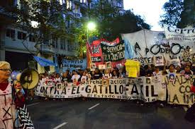 A pedido de ni una menos se sumaron este 3 de junio los reclamos por la aparición con vida de tehuel de la torre, quien lleva desaparecido dos meses; Rucktrittsforderung An Ministerin Wegen Mehrerer Toter Durch Polizeigewalt In Argentinien Amerika21
