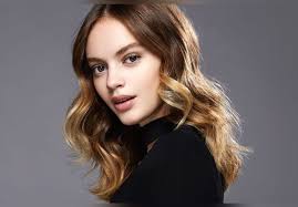 Celles qui possèdent des curly hair seront ravies de découvrir ces tutoriels variés et stylés si elles commencent à être détrônées par les cheveux lisses qui font leur grand retour cette année, elles ont été mises à l'honneur durant plusieurs. Coiffure Cheveux Mi Longs Conseils Et Idees Facile Et Rapide Version Femina