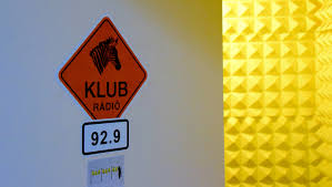 A klubrádió adásait nem csak online hang formájában követhetjük, hanem webkamerán, online videó streamen keresztül is. A Klubradio A Szakszervezetek Hazaba Koltozik Media1