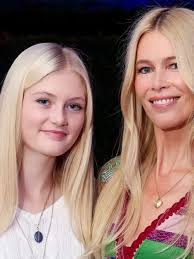 Überraschung! Claudia Schiffer besucht Fußballspiel mit 12-jähriger Tochter  Cosima