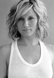 23 Trendy Medium Haircuts For Women Wavy Hairstyles Medium Short Wavy Hair Short Hair Styles