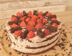 Dann im kühlschrank abkühlen lassen, bis die masse zu. á… Erdbeer Straciatella Torte Zum Selber Machen Video