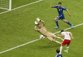 Występuje na pozycji napastnika i obecnie reprezentuje barwy bayernu monachium. Soccer Greece Poland Euro 2012 Football Teams Robert Lewandowski Football Player Wallpapers Hd Desktop And Mobile Backgrounds