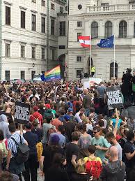 Juli sitzt er auf der anklagebank. File Demo Rucktritt Jetzt Heinz Christian Strache Ibiza Affare 18 Mai 2019 2 Wien Jpg Wikimedia Commons