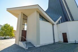 Kostel se nachází na náměstí, na místě původního barokního kostela z poloviny 18. Kostel Sv Vaclava Breclav Uzasna Morava