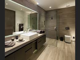 Rubinetti termostatici, accessori wellness per vasche da bagno con programmi di idroterapia e cromoterapia, sanitari sospesi o da incasso, piani, scaffali, specchi retroilluminati, mobili ausiliari che ampliano la capacità degli spazi o vasche che si adattano alla forma del corpo sono alcune delle proposte più. Come Rendere Moderno Un Bagno Classico Bagnolandia
