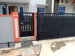 Taman yang dihadirkan di depan rumah mempercantik hunian ini, apalagi ditambah dengan desain pagar dan pintu rumah. Pintu Pagar Minimalis Modern Bengkel Las Farid Steel Facebook