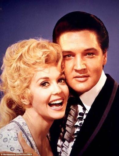 🎬 Donna Douglas Looked Back on Her Special Time with Elvis Presley—The Story Fans Never Forgot