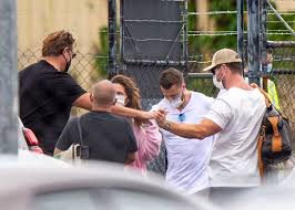 From home and away to neighbours, some of the most famous aussies working in hollywood today got their start on australian soap operas. Chris Hemsworth And Wife Elsa Pataky Fly Home To Byron Bay Despite The Area Being Put On High Alert Aktuelle Boulevard Nachrichten Und Fotogalerien Zu Stars Sternchen