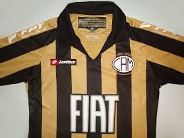 A camisa de treino é laranja e a da comissão técnica branca e cinza. Clube Atletico Mineiro Mg Show De Camisas