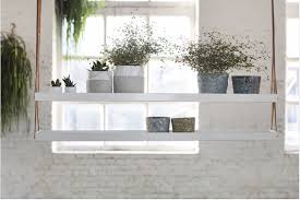 Une Etagere Metal Suspendue Au Plafond Dans La Cuisine Etagere Suspendue Plafond Etagere Metal Etagere Murale Design