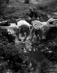 Black And White Children Playing No Necesitabamos Mucho Para Divertirnos Y Pasar El Rato Lo Que De Verdad Era Importante Eran Esos Momentos D Old Photography Children Photography Kids Playing