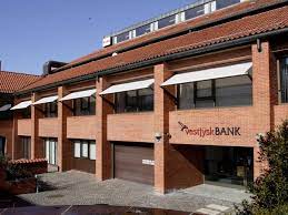 Vestjysk bank har tirsdag gennemført en fyringsrunde, som betyder, at i alt 75 medarbejdere nu står uden job. Vestjysk Bank Holstebro Din Bank I Holstebro