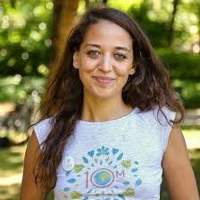 Basé sur des exercices physiques et de respiration, il permet bien souvent à ses pratiquants de se relaxer tout en travaillant leur forme. Laetitia Birbes Babelio