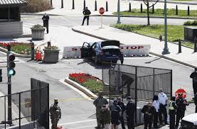 El presidente iván duque dijo que este fue un atentado cobarde y que los impactos de bala se pueden ver en la aeronave. Al Menos Un Policia Muerto Y Otro Herido En Un Atentado Con Atropello Contra Un Control Del Capitolio De Eeuu Internacional Cadena Ser