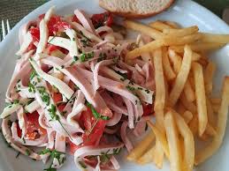 Schweizer Wurstsalat A La Uschi Fur Heisse Sommertage Uber 286 Bewertungen Und Fur Super Befunden Mit Portionsre In 2020 Schweizer Wurstsalat Wurstsalat Salat