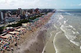 La hermosa casa de la playa 66 de mar del tuyú se derrumbó hace instantes producto de una fuerte sudestada. Verano 2020 Una Mujer Fue Rescatada Del Mar Por Los Guardavidas En Mar Del Tuyu Entrelineas Info