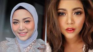 Rachel vennya jadi sorotan usai mengunggah foto tanpa hijab di instagramnya. Heboh Rachel Vennya Lepas Hijab Sang Ibu Buka Suara Hari Hari Lepas Pakai Sih Dia Semua Halaman Grid Fame