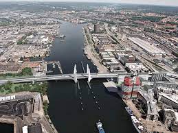 Hisingsbron eller kvillebäcksbron, var en svängbro mellan hisingen och göteborgs centrum. Hisingsbron Bridge Gothenburg Verdict Traffic