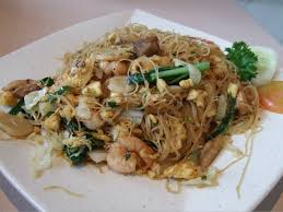 Sajian ini pas banget disajikan di saat cuaca sedang hujan dan malas untuk membeli makan di luar. Bihun Goreng Wikipedia