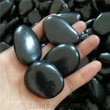 Natural stone pebbles come in many colours, including snow white. A Grade Black Pebble Stone A Polished Garden Walkway River Pebbles From China Stonecontact Com