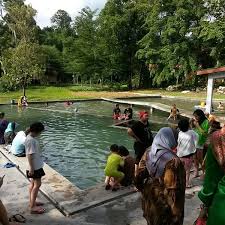 Firstly, it wasn't crowded when we arrived on a sunday at 10am — not complaining though. Photos At Kolam Air Panas Hulu Tamu Batang Kali