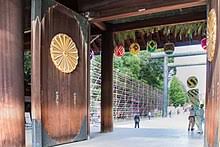 靖國神社 、やすくにじんじゃ）は、東京都 千代田区 九段北にある神社。 慶応4年（1868年）以降、戊辰戦争・明治維新期の戦没者を慰霊、顕彰する動きが活発になり、そのための施設である招魂社創立の動きが各地で起きた。 それらを背景に明治天皇の勅令によって明治. é–å›½ç¥žç¤¾ Wikipedia