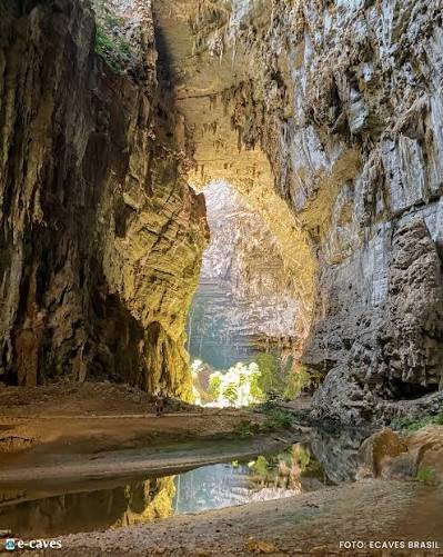 Isso mesmo, mar em Minas Gerais! Há cerca de 600 milhões de anos atrás, o que hoje conhecemos por Parque Nacional Cavernas do Peruaçu já foi o fundo de um mar raso.