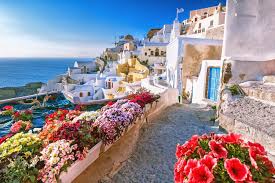 Agios georgios beach is located on the southern tip of santorini, on the east side, right after perivolos beach and extends over vlychada beach. 15 Mejores Cosas Que Hacer En Santorini Grecia El Blog Del Viajero