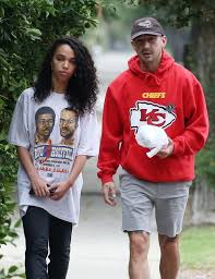 Can i analyze the mental health and personality factors that may be at work with the lawsuit filed by talia barnett (fka. Shia Labeouf Spotted On Jog After Fka Twigs Files Lawsuit Alleging Abuse Aktuelle Boulevard Nachrichten Und Fotogalerien Zu Stars Sternchen