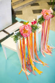 Féezia propose un grand choix de décoration de table et de salle de mariage. 10 Chouettes Idees Pour Decorer Vos Chaises De Mariage Avec Des Fleurs Mariage Fuschia Chaises De Mariage Et Deco Mariage Orange