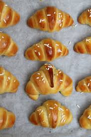 Se imparerete a preparare le brioches fatte in casa , la domenica mattina non avrete più motivo di vestirvi in tutta fretta e andare a comprare un cabaret di paste: Cornetti Brioche Fatti In Casa Come Al Bar Soffici E Gustosi Passo A Passo Cibo Che Passione