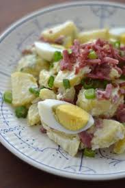 Simple Avec Une Salade De Pommes De Terre Recettes De Cuisine Salade Pomme De Terre Salade Pomme