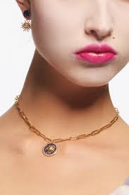 Boucles d'oreilles tiges asymétriques fleur de pensée, pierre rose et