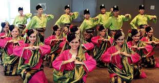 Wǔ lóng) ialah sebentuk tarian dan persembahan tradisional dalam budaya cina.sepertilah tarian singa, tarian naga sering dipersembahkan pada musim perayaan. Tari Zapin Tari Tradisional Akulturasi Seni Budaya Melayu Poster Tarian Budaya Penari