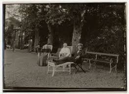 wilhelmina von hallwyl in the middle at schloss hallwil switzerland 1910 s to the left her companion ida uhse the the right professor nils lithberg