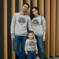 Model baju couple muslim terbaru 2019 edisi malika syari dan simple family untuk muslim yang ingin tampil serasi bersama anak. Jual Sweater Baju Couple Keluarga Family Kapelan Bertiga Kopel Jakarta Barat Bajucoupleonlineshop Tokopedia