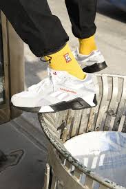 リーボックは セレクトショップ have a good time と2度目のコラボレーションとして aztrek をベースに採用した reebok classic x have a good time を発売 リーボック スニーカー クリスチャン