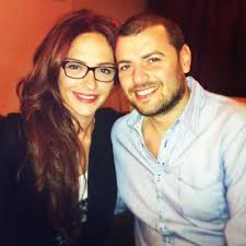 2007'dan beri fox'ta yayınlanan arka sıradakiler'deki gamze karakteriyle tanınır.şu anda atv de yayınlanan huzur sokağı adlı dizide. Who Is Sinem Uslu Dating Sinem Uslu Boyfriend Husband