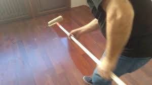 Bunu yaptıktan sonra, laminat parkeyi her zamanki gibi temizlemeniz gerekir, daha sonra aynı yünlü bezle, önceden temizlenmiş yüzeyleri ovalayın. Parke Nasil Parlatilir Cilalanir Youtube