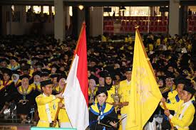 Setiap tahun ajaran baru ribuan bahkan ratusan ribu orang berlomba mencoba keberuntungan agar bisa diterima di jurusan yang termasuk salah satu paling bergengsi di negeri ini. Ui Wisuda 8 005 Lulusan D3 Hingga S3 Universitas Indonesia